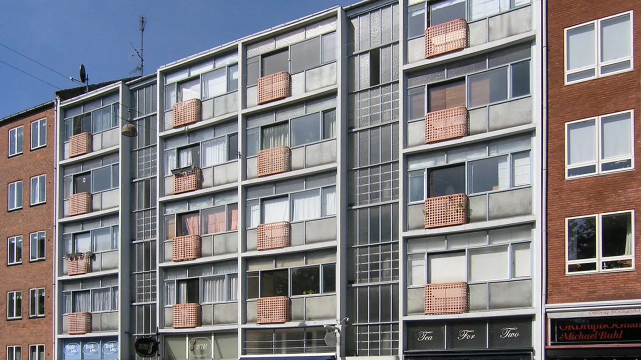 Balkonlu apartman cephesi