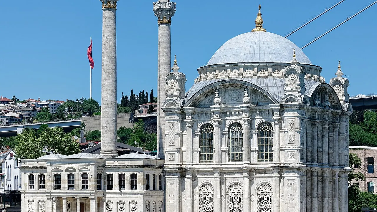Beşiktaş'ta Ortaköy Camii ve Boğaz