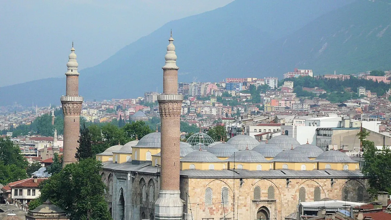 Bursa Ulu Camii ve arkasında Uludağ