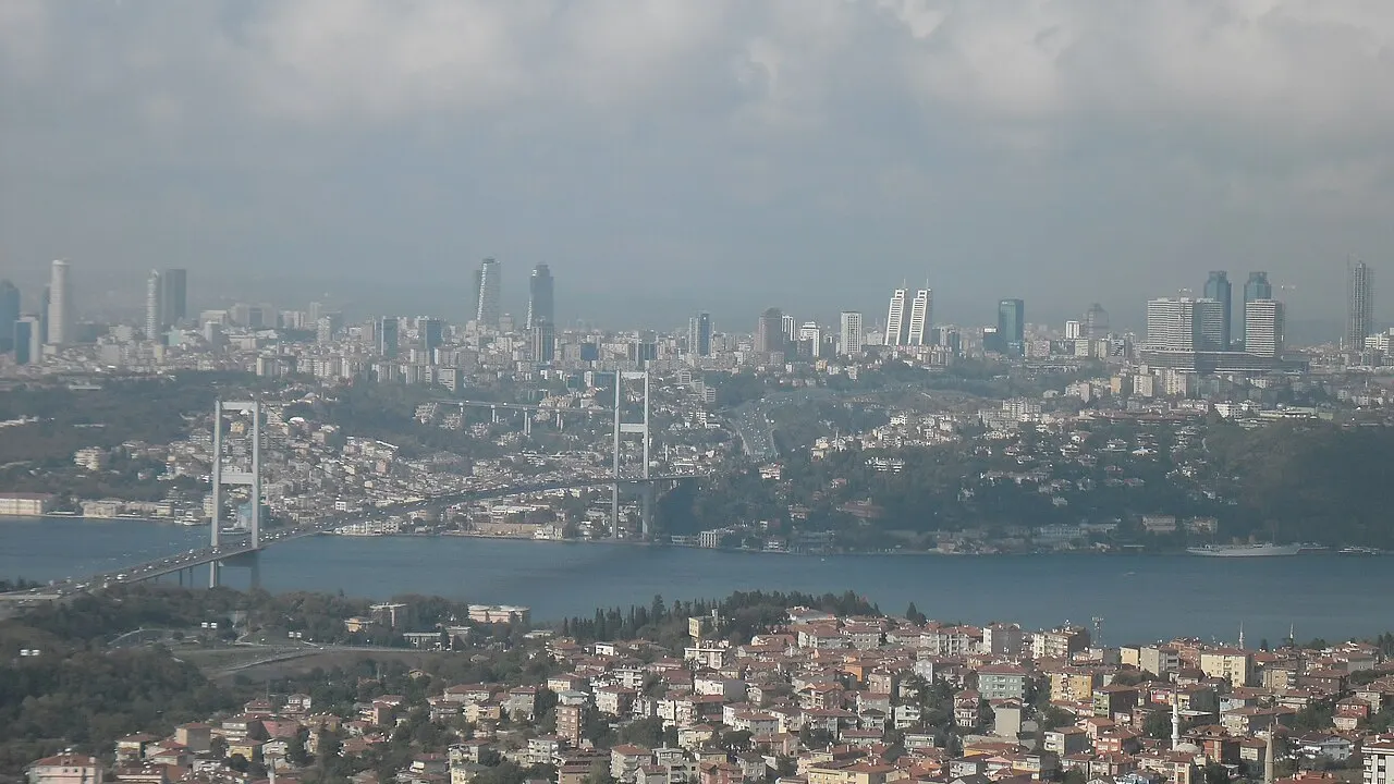Boğaziçi Köprüsü ve arka planda İstanbul silueti