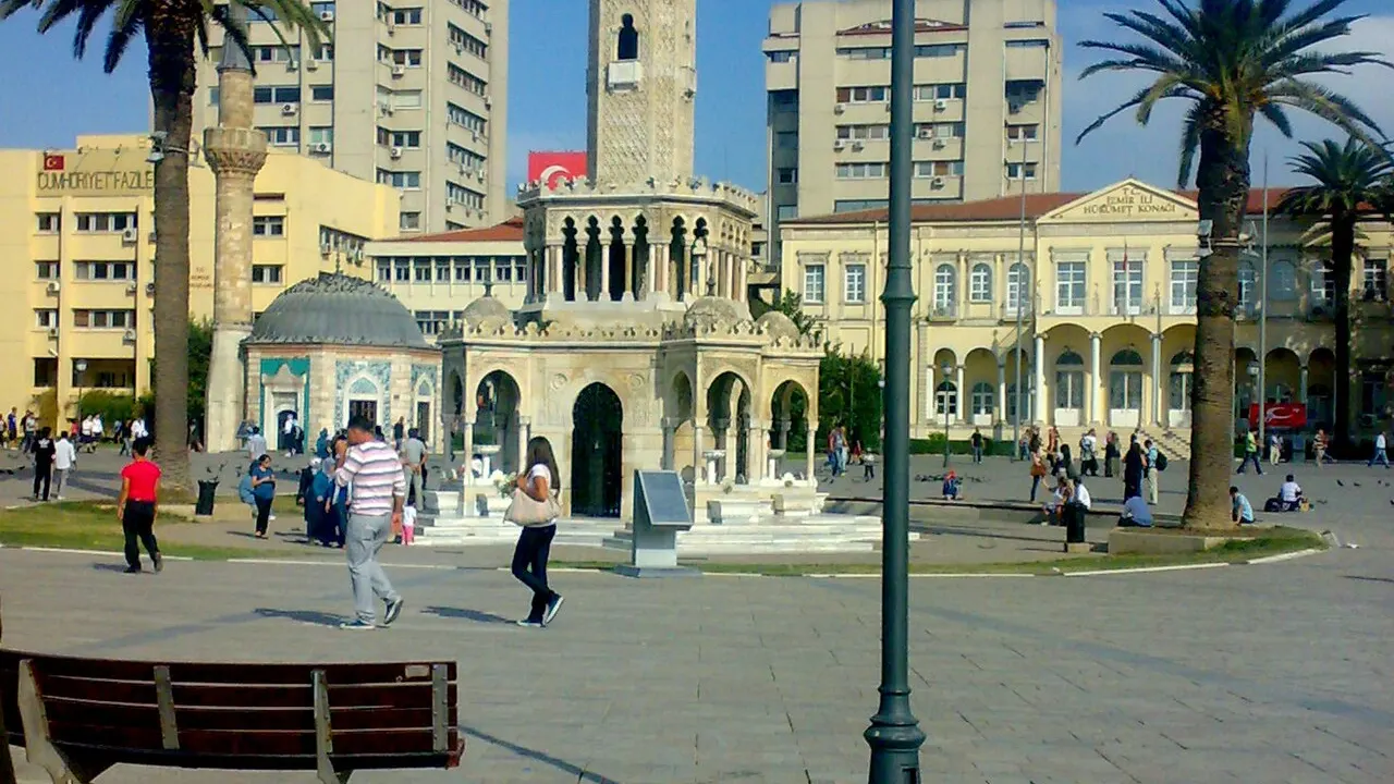 İzmir Konak Meydanı ve Saat Kulesi