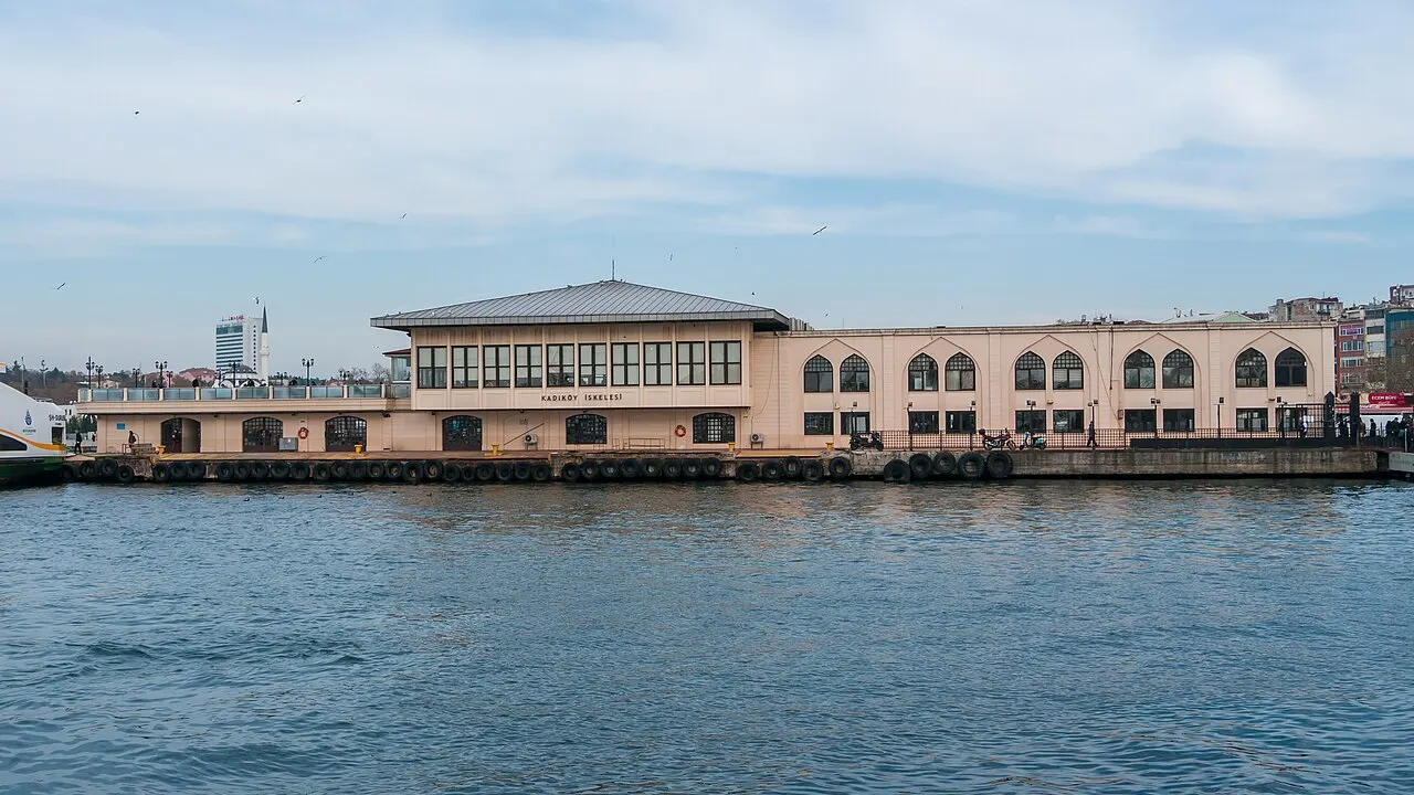 Kadıköy vapur iskelesi, denizden görünüm