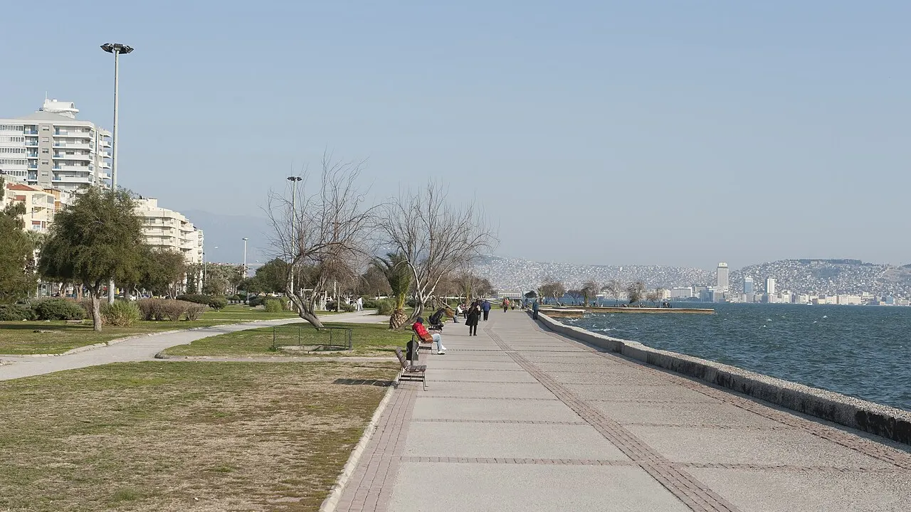Karşıyaka Bostanlı sahil yürüyüş yolu