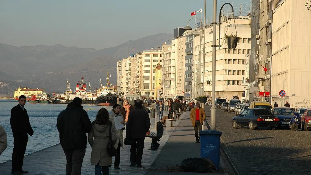 İzmir Alsancak Kordon sahil bandı