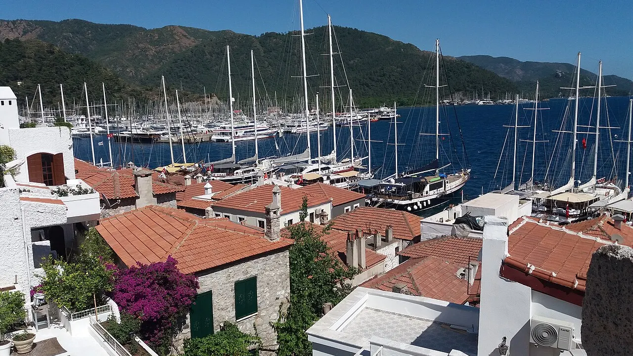 Marmaris marinası ve eski mahalle