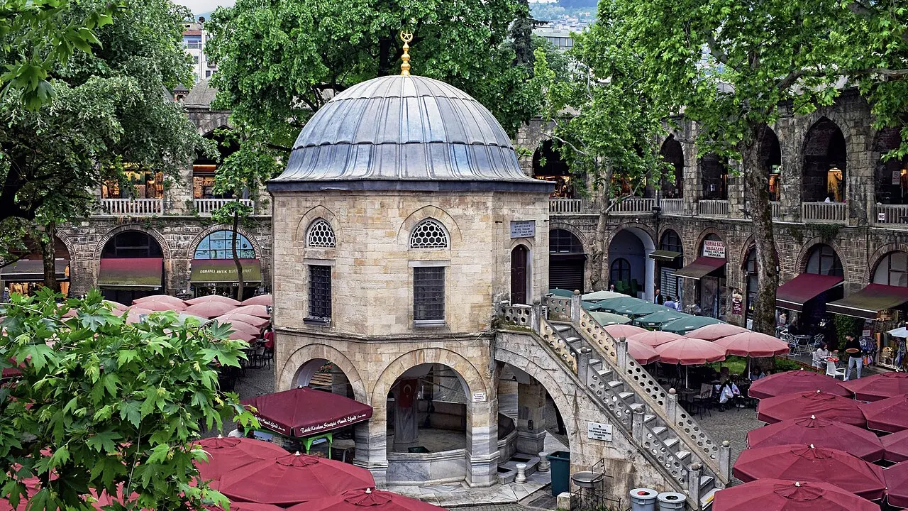 Bursa Osmangazi'de Koza Han avlusu