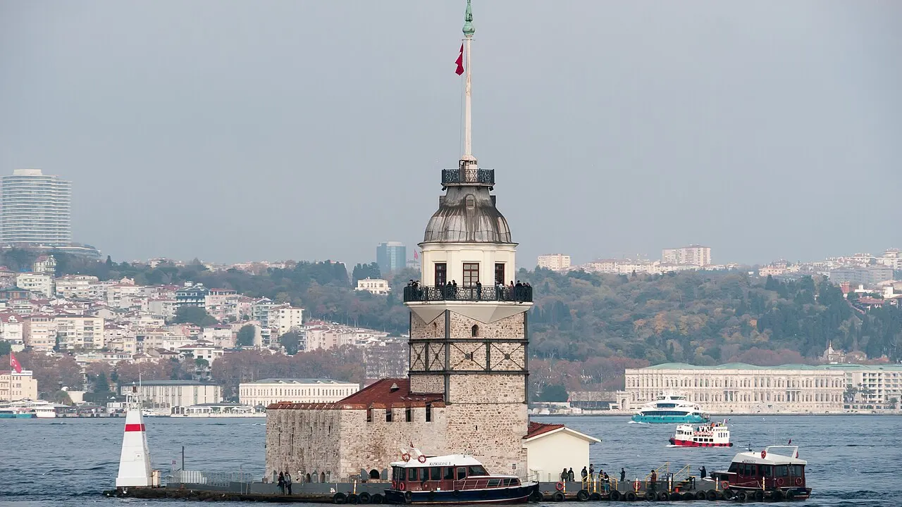 Üsküdar açıklarında Kız Kulesi